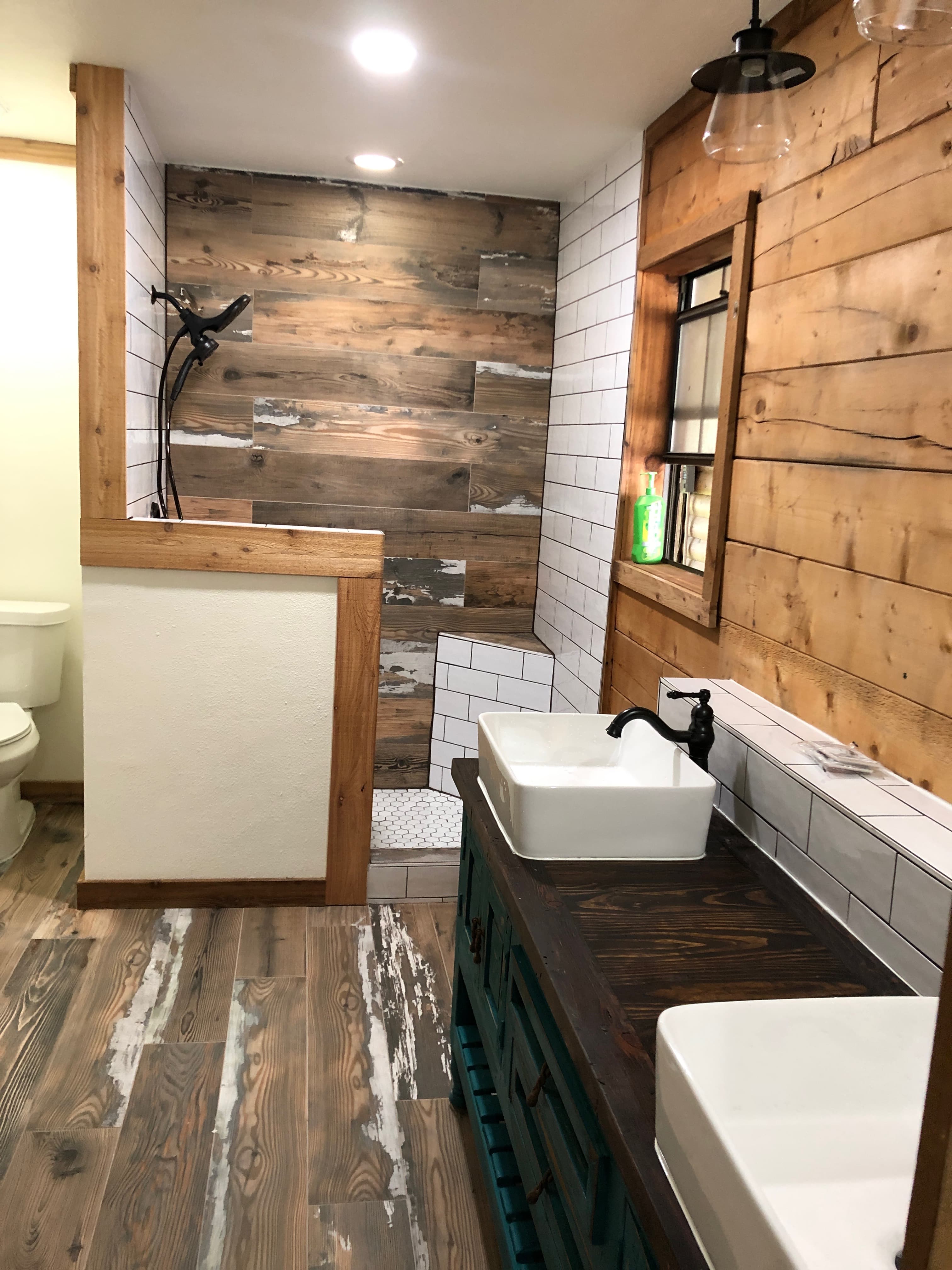 Freestanding tub with tile